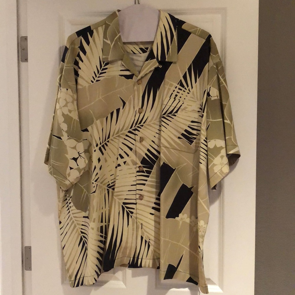 Mens Casual Button Down Hawaiian Style shirt.
